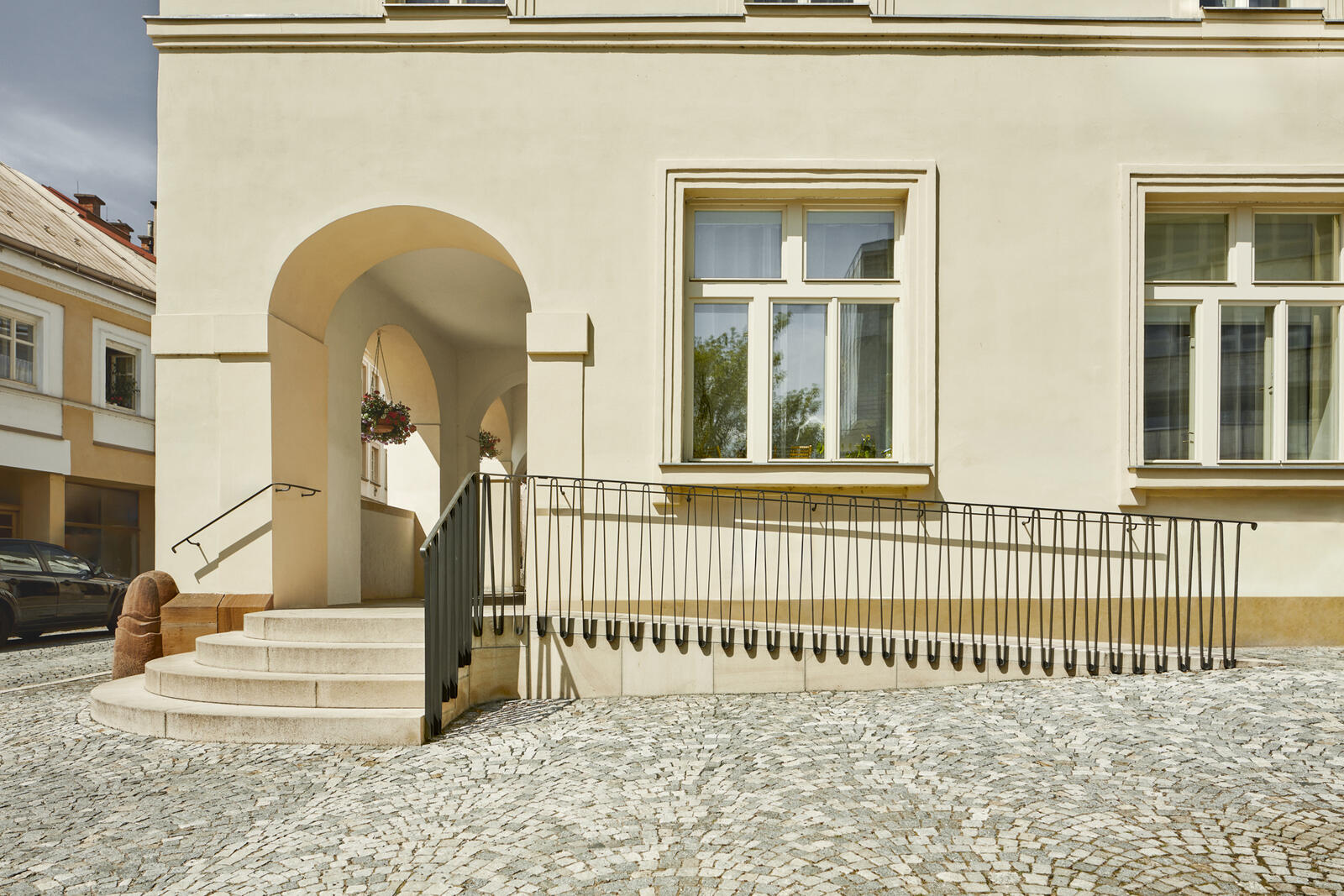 nástup do podloubí na Slovanském náměstí v Trutnově